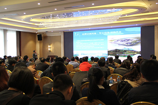 厦门市商务局处长邱国跃做推介