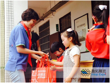 六一陈总为孩子送上礼物